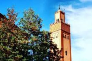 اقتحام مسجد وتحطيم ميكروفون وآلة الصوت اثناء اداء صلاة الظهر .