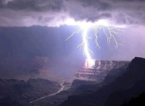 صاعقة رعدية تصيب طفلة بجروح خطيرة نواحي الصخرات