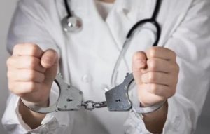 بسبب تزوير وثائق رسمية.. توقيف طبيب ومساعدته