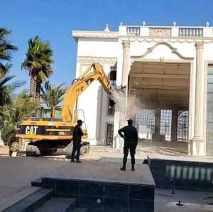 قضية قصر الضيافة ببوسكورة… الدفاع يتهم عون سلطة ويطعن في مشروعية الهدم!