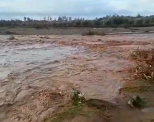 ساكنة دواوير جماعة اولاد بوعلي الواد واولاد عليليش والدواوير المجاورة تساوت بإقليم قلعة السراغنة يطالبون بإنشاء قنطرة على الواد .