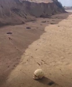 #عاجل ..| شاطئ سيدي رحال الشاطئ يلفظ جمجمة بشرية بمنطقة الزيرو