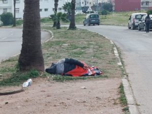 البرد أقسى من الشارع… متشرد يفترش رصيف شارع ابن باديس بالجديدة في صمت مؤلم