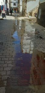 كارثة بيئية تهدد صحة السكان بالفداء درب السلطان… مياه عادمة راكدة منذ أكثر من شهر وسط صمت الجهات المسؤولة