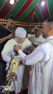 مهرجان التبوريدة الكريفات إقليم الفقيه بن صالح يعانق أحد أفراد أسرة إمبراطورية اليابانية