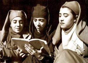 المرأة والقراءة: حين يصبح الكتاب بابا للحرية